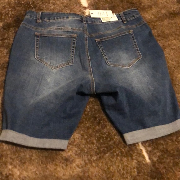 Plus size distressed Bermuda shorts - Picture 2 of 5